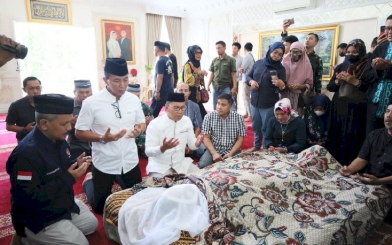 MELAYAT. Wali Kota Makassar, Moh Ramdhan Pomanto, melayat dan mendoakan Almarhum Muhammad Rapsel Ali di rumah duka, Jl Bonto Mangepe, Kota Makassar, Minggu (9/4/2023). foto: istimewa