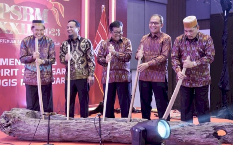 PEMBUKAAN. Wali Kota Makassar, Moh Ramdhan Pomanto (kedua kanan), menghadiri dan memberikan dukungan terhadap kelancaran acara PSBM XXIII 2023 di Hotel Four Points by Sheraton Makassar, Minggu (30/4/2023). foto: istimewa