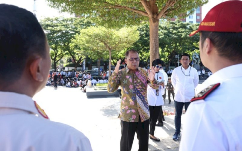 PEMANTAUAN. Wali Kota Makassar, Moh Ramdhan Pomanto, didampingi stakeholder terkait turun langsung memantau persiapan peringatan Hari Otda XXVII yang akan berlangsung di sepanjang Anjungan Losari Makassar, Rabu (26/4/2023). foto: istimewa