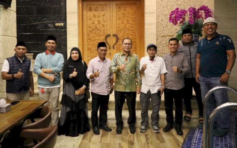 AUDIENSI. Wali Kota Makassar, Moh Ramdhan Pomanto, menerima audiensi Pengurus IKA Unhas Kota Palopo, di Amirullah, Kota Makassar, Minggu (9/4/2023) malam. foto: istimewa