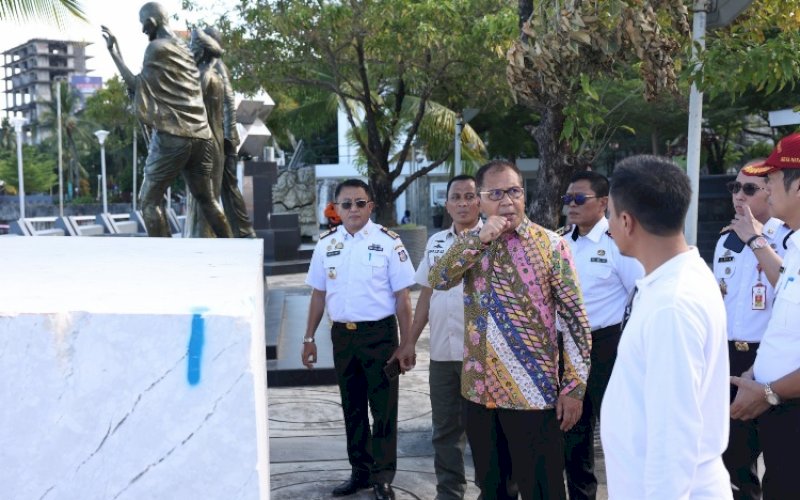 PEMANTAUAN. Wali Kota Makassar, Moh Ramdhan Pomanto, didampingi stakeholder terkait turun langsung memantau persiapan peringatan Hari Otda XXVII yang akan berlangsung di sepanjang Anjungan Losari Makassar, Rabu (26/4/2023). foto: istimewa