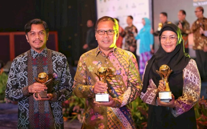 PENGHARGAAN. Wali Kota Makassar, Moh Ramdhan Pomanto (tengah), mendapat penghargaan kategori Top Pembina BUMD Awards 2023. foto: istimewa
