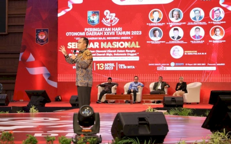 SEMINAR NASIONAL. Wali Kota Makassar, Moh Ramdhan Pomanto, berbicara pada seminar nasional rangkaian peringatan Hari Otonomi Daerah (Otda) XXVII bertajuk 'Refleksi 27 Tahun Otonomi Daerah dalam Rangka Mewujudkan Otonomi Daerah Maju, Indonesia Unggul' di Hotel Four Points by Sheraton Makassar, Kamis (13/4/2023). foto: istimewa