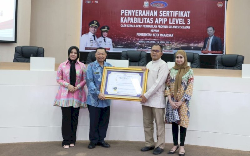 SERTIFIKAT APIP. Kepala Perwakilan BPKP Provinsi Sulsel Rizal Suhaili menyerahkan Sertifikat Kapabilitas APIP Level 3 kepada Wali Kota Makassar Moh Ramdhan Pomanto di Balai Kota Makassar, Jumat, (14/4/2023). foto: istimewa