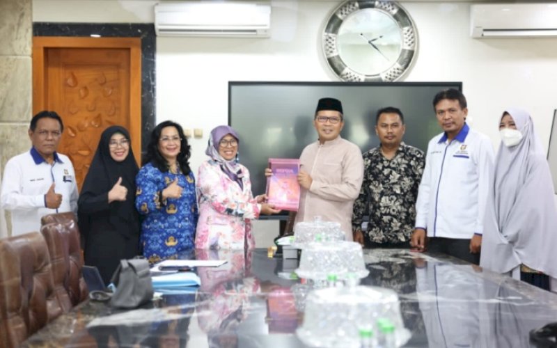 AUDIENSI. Wali Kota Makassar, Moh Ramdhan Pomanto, menerima audiensi panitia May Day Expo 2023, di kediamannya, Jl Amirullah, Kota Makassar, Jumat (31/3/2023). foto: istimewa