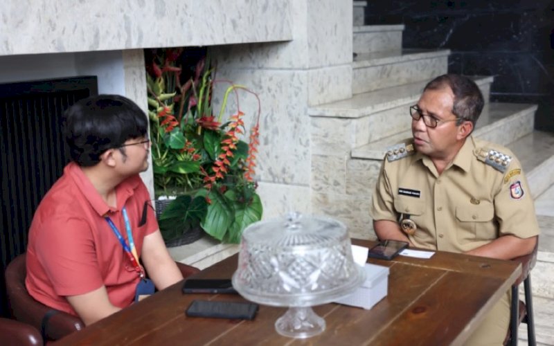 PERTEMUAN. Wali Kota Makassar menerima Tenaga Teknis Tim Program Literasi Digital Kementerian Kominfo RI Octovaldo Akhlaqul Karim dan rombongan di di kediamannya, Jl Amirullah, Kota Makassar, Selasa (4/4/2023). foto: istimewa