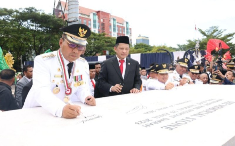 TANDA TANGAN. Wali Kota Makassar Moh Ramdhan Pomanto disaksikan Menteri Dalam Negeri Tito Karnavian menandatangani prasasti mengenang Hari Otonomi Daerah XXVII 2023 di Anjungan Pantai Losari Makassar, Sabtu (29/4/2023).&nbsp; foto: istimewa