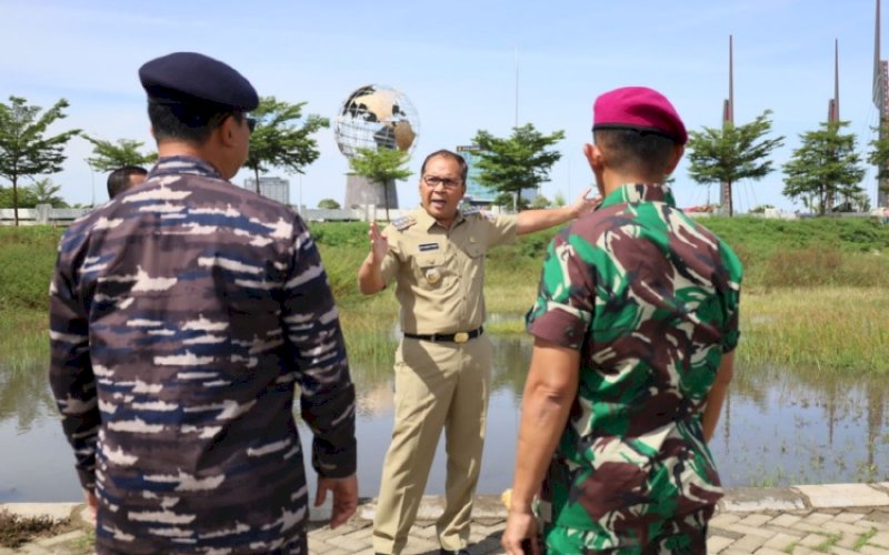 PENINJAUAN. Wali Kota Makassar Moh Ramdhan Pomanto secara khusus mendampingi Komandan Guspurla Koarmada II Kolonel Laut (P) Edi Haryanto selaku Dansatgas MNEK 2023 meninjau kawasan Center Point of Indonesia (CPI) Makassar yang menjadi lokasi peresmian tugu MNEK 2023, Senin (3/4/2023). foto: istimewa