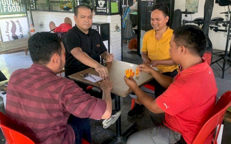 LOMBA DOMINO. dr Wachyudi Muchsin (kedua kiri), turun langsung mengikuti lomba domino di Cafe TVRI Sulsel, Kota Makassar, Jumat (17/3/2023) lalu. Komunitas Domino Sahabat Dokter Koboi kembali akan menggelar lomba domino, di Cafe TVRI Sulsel, Kota Makassar, Sabtu (8/4/2023) siang. foto: istimewa