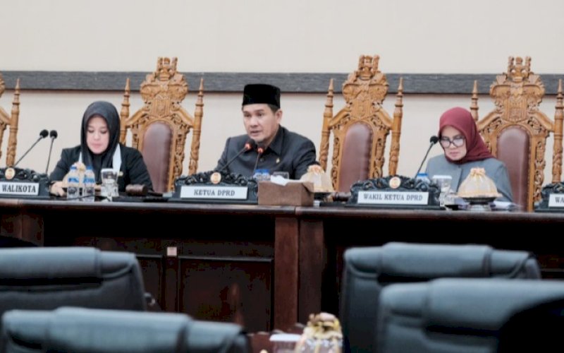 PENYAMPAIAN. Wakil Wali Kota Makassar Fatmawati Rusdi (kiri) mewakili Wali Kota Makassar Moh Ramdhan Pomanto menyampaikan LKPJ Pemkot Makassar Tahun Anggaran 2022 dalam rapat paripurna di DPRD Kota Makassar, Kamis (27/4/2023). foto: istimewa