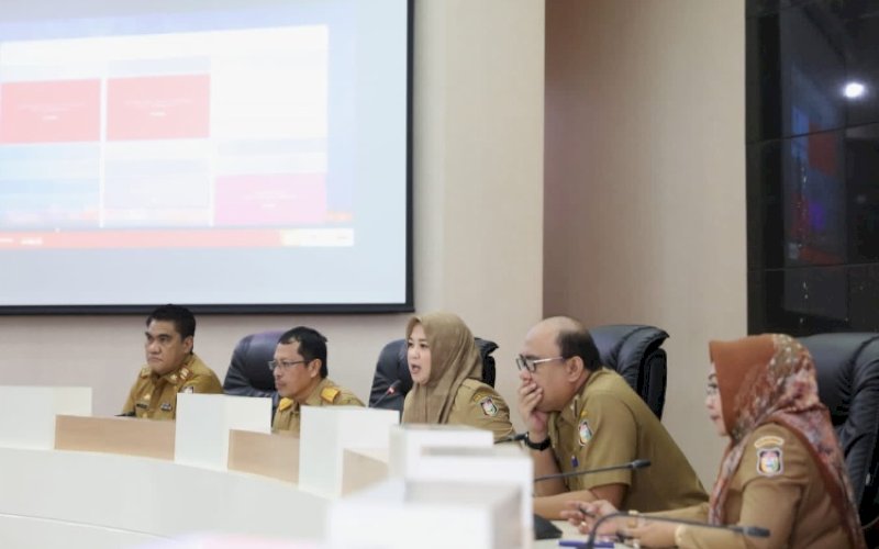 RAKOR. Wakil Wali Kota Makassar Fatmawati Rusdi yang didampingi&nbsp; Sekda Kota Makassar Muh Ansar dan para Asisten Pemkot Makassar memimpin Rapat Kordinasi (Rakor) lanjutan persiapan pelaksanaan Rakernas APEKSI XVI 2023 di Ruang Sipakatau, Balai Kota Makassar, Senin (10/4/2023). foto: istimewa