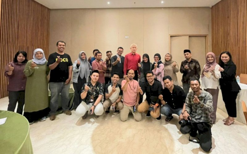SILATURAHMI. CEO GMTD Gan Song Pho dan Associate Director GMTD Andi Eka Firman Ermawan bersama awak media pada buka puasa bersama di Hotel The Rinra Makassar, Kamis (12/4/2023). foto: istimewa