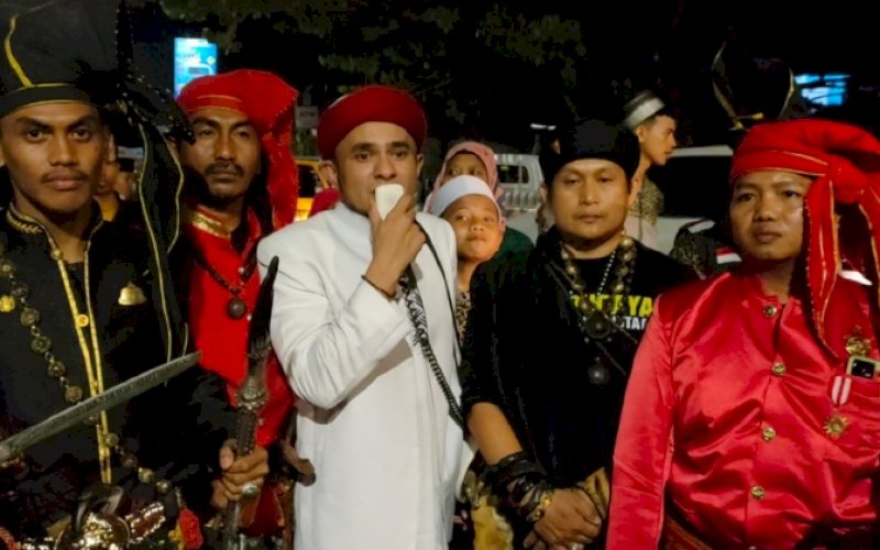 PELEPASAN. Suasana pelepesan gema pawai takbir keliling dan tahlil yang dilepas langsung Habibna Makassar di depan Musala Shiraathal Mustaqiim, Jl Andi Tonro, Kota Makassar, Jumat (21/4/2023) malam. foto: istimewa