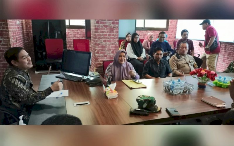 RAKOR. Rapat koordinasi pengelola The Hills Coffee, Pao & Mian bersama tripika Kecamatan Mamajang di ruangan Kantor Camat Mamajang Makassar. foto: istimewa