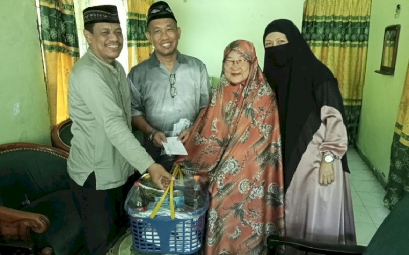 BERBAGI. IKA SMA Negeri 1 (SMANSA) Maros berbagi dengan guru-guru purna bakti melalui program Bakti Guru, Minggu-Senin (16-17/4/2023). foto: istimewa