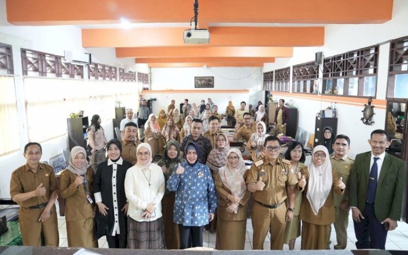 KUNJUNGAN. Bunda PAUD Kota Makassar, Indira Jusuf Ismail, menyambangi dua Sekolah Menengah Pertama (SMP) Negeri, yakni SMP Negeri 6 Makassar dan SMP Negeri 2 Makassar, Selasa (11/4/2023).&nbsp;foto: istimewa