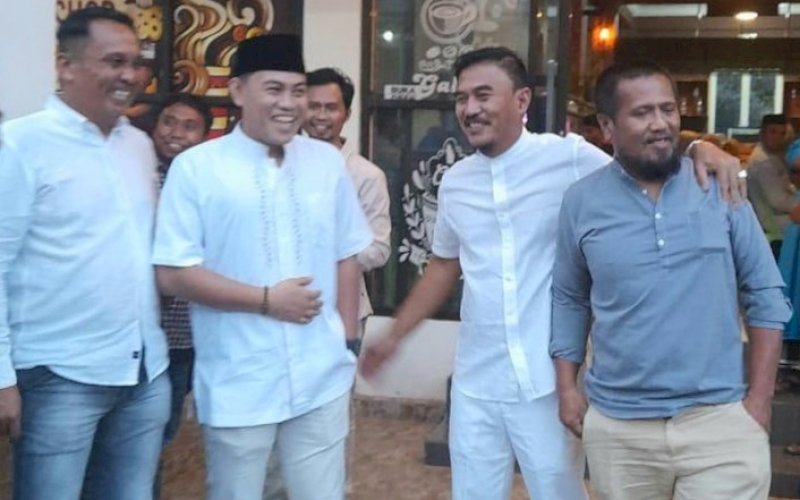 BUKA PUASA. Kasubdit I Indag Ditreskrimsus Polda Sulsel Kompol Jufri Natsir (kedua kanan) menyambut kedatangan anggota DPR RI Mitra Fakhruddin MB (kedua kiri) pada buka puasa bersama di kediamannya, Jl Galuh (Jl Pariwisata), Cakke, Kecamatan Anggeraja, Kabupaten Enrekang, Kamis (20/4/2023). foto: istimewa