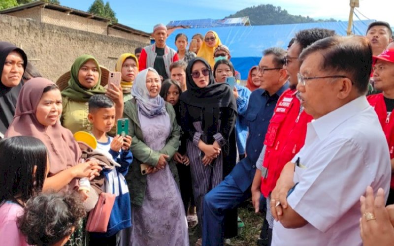 KUNJUNGAN. Ketua PMI, M Jusuf Kalla, berdialog dengan warga saat mengunjungi Huntara (Hunian Sementara) yang dibangun PMI di Cianjur, Jawa Barat, Jumat (7/4/2023). foto: istimewa
