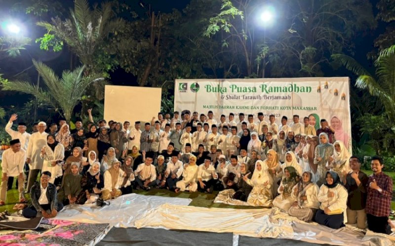 BUKA PUASA. Majelis Daerah KAHMI dan FORHATI Kota Makassar menggelar buka puasa bersama di Hotel MaxOne Makassar, Jumat (7/4/2023). foto: istimewa