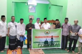 Kasrudi Bagi Al Qur’an ke sejumlah Masjid di Manggala