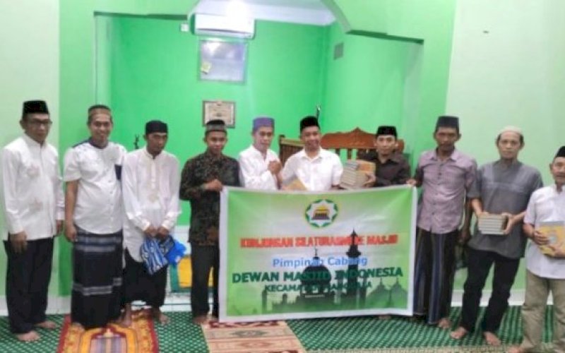 BERBAGI. Anggota DPRD Kota Makassar, Kasrudi, membagikan Al-Quran ke sejumlah masjid di Kecamatan Manggala. foto: istimewa