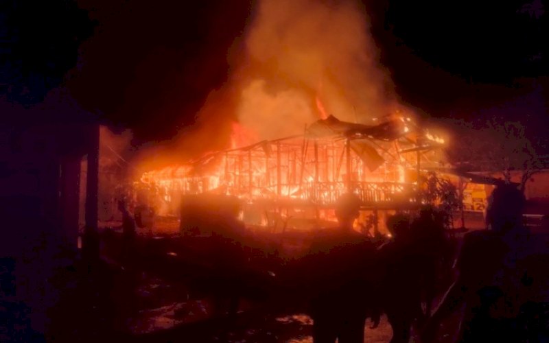 KEBAKARAN. Kebakaran melanda satu unit rumah dan empat kamar indekos di Jl Samudra, Kelurahan Malili, Kecamatan Malili, Kabupaten Luwu Timur, Kamis (20/4/2023) malam. foto: istimewa