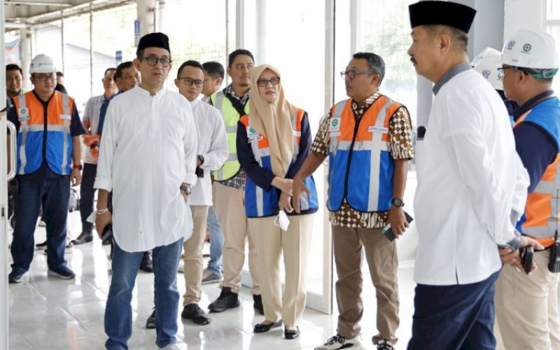 KUNJUNGAN. Asisten Deputi Bidang Jasa dan Logistik Kementerian BUMN, Desty Arlaini, melakukan kunjungan ke Terminal Penumpang Anging Mammiri sekaligus memantau langsung kedatangan kapal laut milik PT Pelni, KM Binaiya yang tiba dari Labuan Bajo dan sandar di Pelabuhan Makassar sekitar pukul 07.00 WITA, Jumat (7/4/2023). foto: istimewa