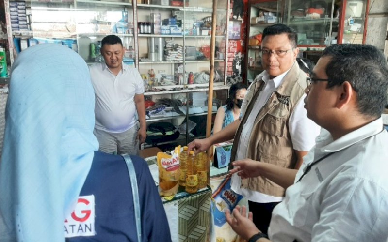 SIDAK. Kasub Satgas Ketersediaan Pangan Satgas Pangan Polri, Kombes Pol Hermawan (kedua kanan), memimpin Inspeksi Mendadak (Sidak) di Pasar Terong Makassar, Senin (17/4/2023). foto: doelbeckz/pluz.id