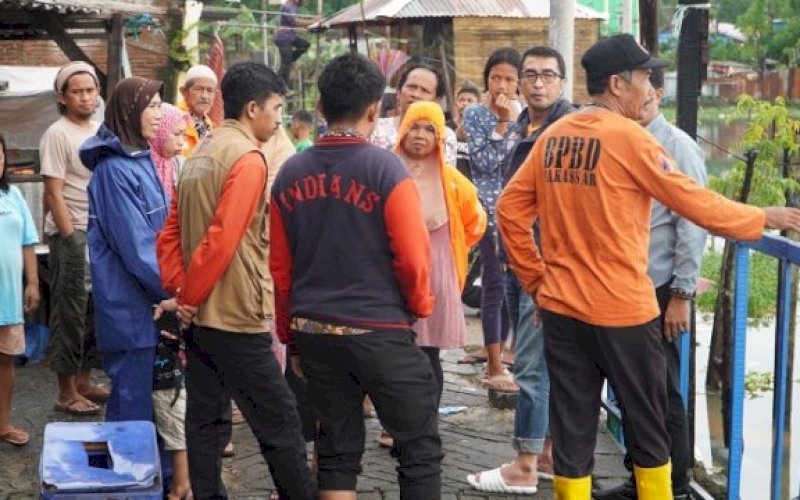 PENINJAUAN. Anggota DPRD Kota Makassar, Mario David, turun langsung meninjau, mengevakuasi dan memberikan bantuan kepada warga yang terdampak banjir di sejumlah lokasi di Kota Makassar, Kamis (5/1/2023). foto: istimewa