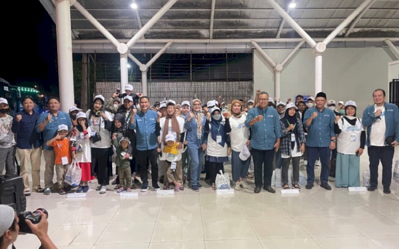 PELEPASAN. Direksi PT Pelindo Jasa Maritim, Subholding PT Pelabuhan Indonesia (Persero) atau Pelindo Group melepas sebanyak 220 peserta Mudik Gratis Bersama BUMN tujuan Makassar-Palopo dan Makassar-Bulukumba dari&nbsp; Terminal Penumpang Pelabuhan Makassar, Selasa (18/4/2023). foto: istimewa