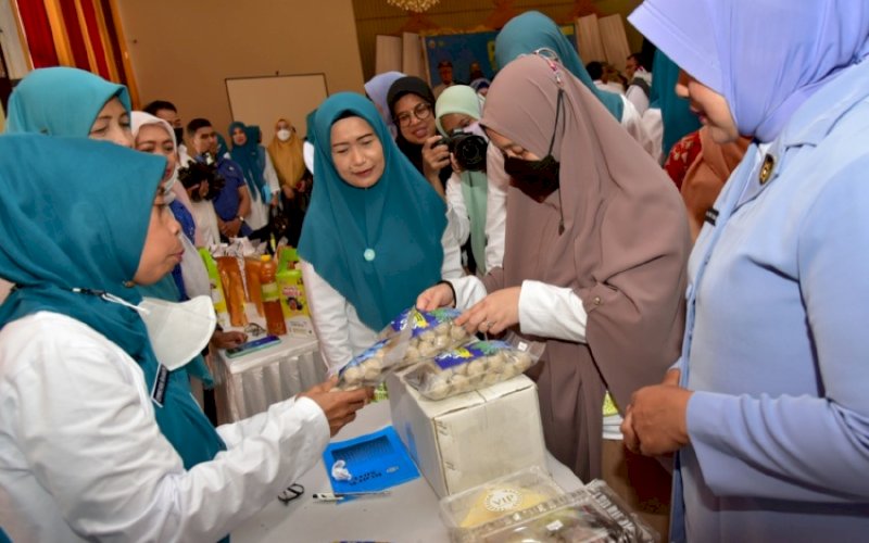 PASAR MURAH. Ketua TP PKK Sulsel, Naoemi Octarina, memantau stan peserta pada pembukaa Pasar Murah Pelita Ramadan di Gedung Kartini Makassar, Rabu (12/4/2023). foto: istimewa