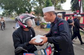 Brimob Bersama Baznas Bone Bagikan Takjil dan Makanan Siap Saji kepada Pengguna Jalan