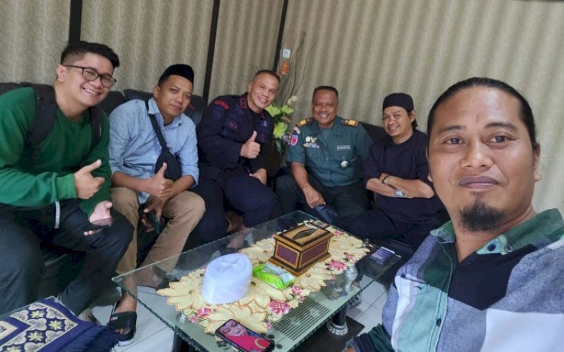 BERBAGI. Danyon C Pelopor Sat Brimob Polda Sulsel, Kompol Nur Ichsan berbagi kepada insan pers di Kabupaten Bone di Mako Yon C Pelopor, Rabu (19/4/2023). foto: istimewa