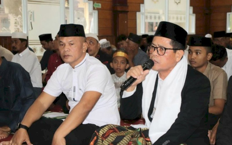 SALAT ID. Danyon C Pelopor, Kompol Nur Ichsan (kiri), bersama jemaah lainnya mengikuti Salat Idufitri 1444 H di Masjid Babul Ikhlas Mako Batalyon C Pelopor, Kabupaten Bone, Sabtu (22/4/2023). foto: istimewa