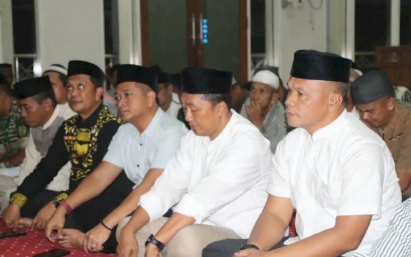 SAFARI RAMADAN. Danyon C Pelopor Sat Brimob Polda Sulsel, Kompol Nur Ichsan (kanan), bersama rombongan Tim VII Pemkab Bone pada Safari Ramadan di Masjid Jami Ar Rahman, Desa Waji, Kecamatan Tellu Siattinge, Kabupaten Bone, Jumat (31/3/2023). foto: istimewa
