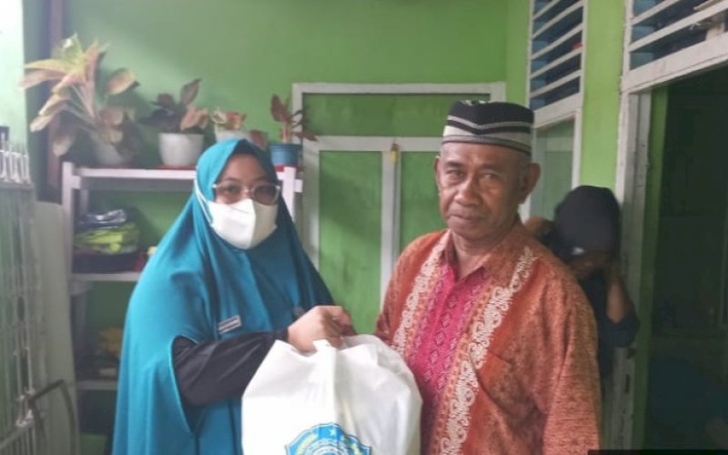 BERBAGI. Tim PKK Provinsi Sulsel membagikan paket sembako kepada warga di Kota Makassar. foto: istimewa