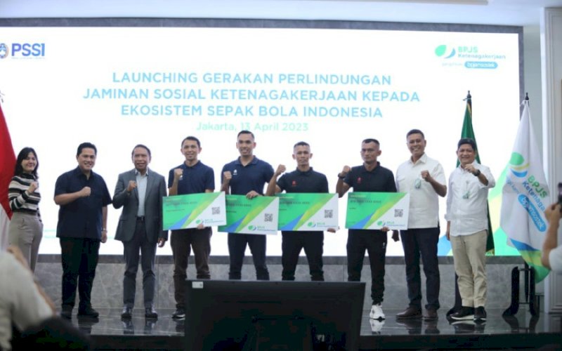 JAMINAN SOSIAL. Direktur Utama BPJS Ketenagakerjaan Anggoro Eko Cahyo bersama Ketua Umum PSSI Erick Thohir menyerahkan kartu kepesertaan kepada perwakilan wasit yang secara keseluruhan berjumlah 353 orang di&nbsp;Jakarta, Kamis (13/4/2023). foto: istimewa