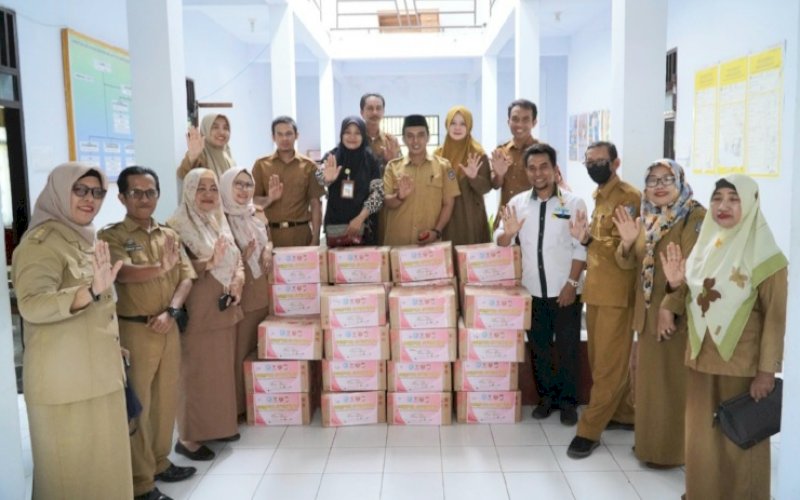 PENYALURAN. Baznas Kabupaten Bulukumba dan Dinas Pengendalian Penduduk Keluarga Berencana Pemberdayaan Perempuan dan Perlindungan Anak Kabupaten Bulukumba untuk kali kedua menyalurkan paket gizi terhadap anak stunting, Rabu (5/4/2023). foto: istimewa