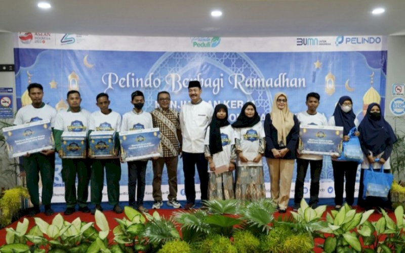 PELINDO BERBAGI. PT Pelabuhan Indonesia (Persero) Regional 4 melalui 'Pelindo Berbagi Ramadan' yang merupakan program Tanggung Jawab Sosial dan Lingkungan (TJSL) Perusahaan memberikan santunan dan bantuan sembako serta takjil gratis kepada anak yatim piatu, Tenaga Kerja Bongkar Muat (TKBM), dan nelayan. foto: istimewa