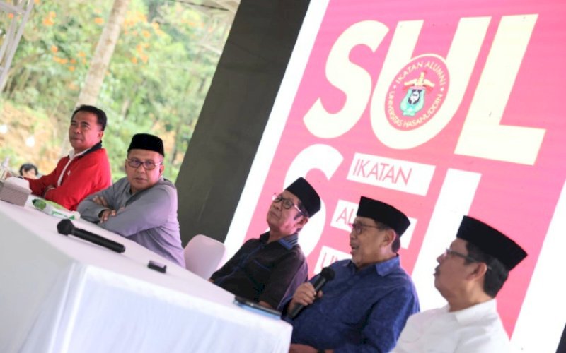 SILATURAHMI. Mantan Rektor Unhas, Prof Idrus Paturusi (kedua kanan), menghadiri Dengar Nasihat Senior dalam Rangka Persiapan Pra Rapat Pengurus Wilayah IKA Unhas Sulsel di Tokka Tenarata, Maros, Minggu (16/4/2023). foto: istimewa