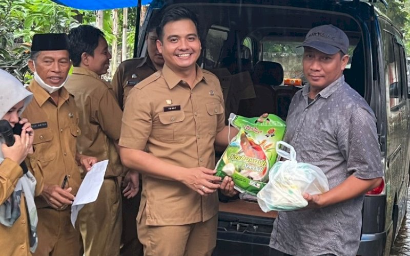 BERBAGI. Bagian Protokol dan Komunikasi Pimpinan (Prokopim) Sekretariat Daerah Pemerintah Kota (Pemkot) Makassar menggelar kegiatan silaturahmi dan berbagi bantuan sembako dengan masyarakat di Kelurahan Antang, Kecamatan Manggala, Selasa (11/4/2023). foto: istimewa
