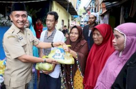 Diskominfo Makassar Bagi-bagi Paket Sembako 