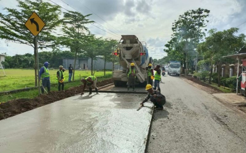 REKONSTRUKSI. Pemprov Sulsel melalui Dinas PUTR sementara melakukan rekonstruksi ruas jalan Burung-burung-Bili-bili, Kabupaten Gowa. foto: istimewa