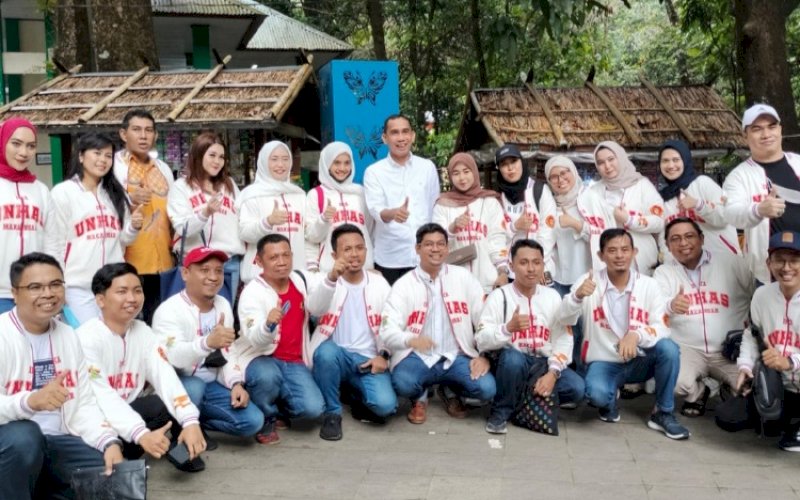 HALALBIHALAL. Ketua IKA Unhas Kota Makassar, Rudianto Lallo, bersama rombongan pengurus IKA Unhas Kota Makassar menghadiri Temu Nasional Alumni dan Halalbihalal IKA Unhas yang berlangsung meriah dan semarak di Taman Wisata&nbsp;Alam Bantimurung, Kabupaten Maros, Kamis (27/4/2023). foto: istimewa