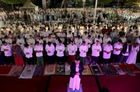 Ribuan Warga Salat Subuh Berjemaah di Anjungan Pantai Losari