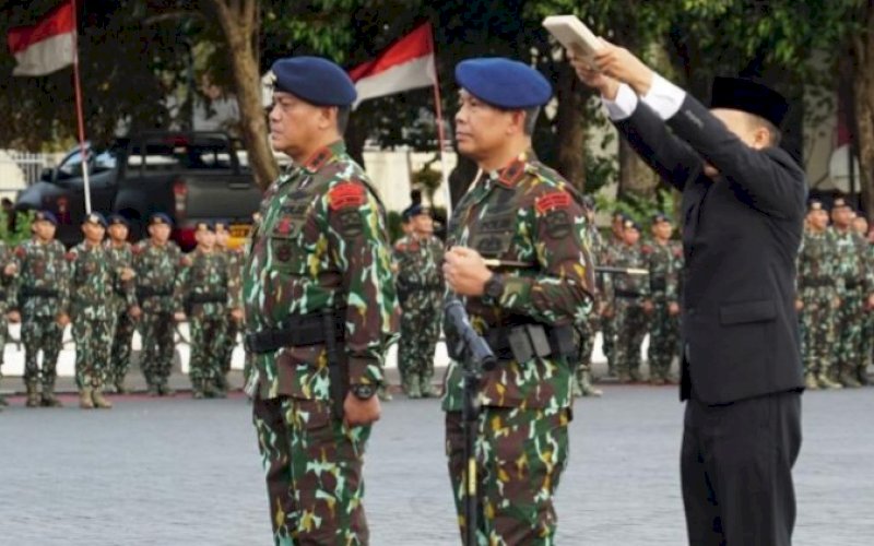 SERTIJAB. Upacara Serah Terima Jabatan (Sertijab) dan Pisah Sambut Danpas Pelopor Korbrimob Polri dari pejabat lama Irjen Pol Imam Widodo kepada pejabat baru Brigjen Pol Waris Agono di Lapangan Mako Korbrimob Polri dan Gedung Serba Guna Resimen III Paspelopor Kelapadua Depok, Jawa Barat, Selasa (11/4/2023). foto: istimewa
