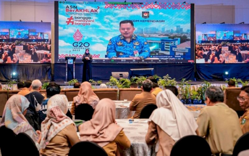 MUSRENBANG. Kepala BPSDM Kementerian Dalam Negeri, Sugeng Hariyono, pada Musrembang Rencana Kerja Pemerintah Daerah Provinsi Sulsel 2024 dengan tema 'Peningkatan Pemerataan Pembangunan untuk Pertumbuhan yang Inklusif' di Claro Hotel Makassar, Senin (17/4/2023). foto: istimewa
