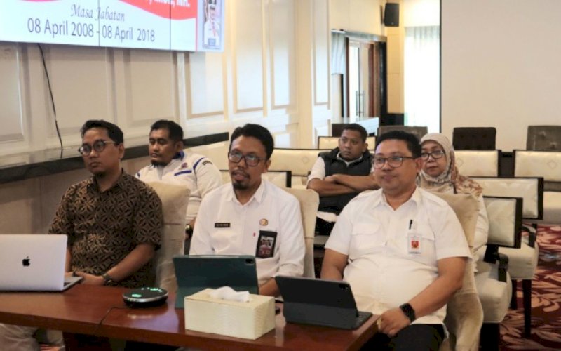 ZOOM MEETING. pala Diskominfo-SP Provinsi Sulsel, Kepala Bidang Persandian Diskominfo-SP Provinsi Sulsel, Sultan Rakib (tengah),&nbsp; zoom meeting dengan BSSN di Kantor Gubernur Sulsel, Rabu (12/4/2023). foto: istimewa