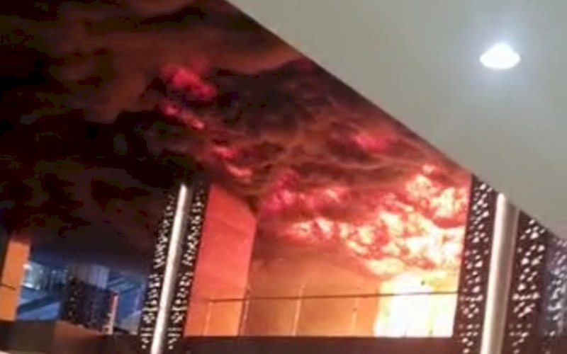 KEBAKARAN. Api membakar salah satu bagian Trans Studio Mall (TSM) Makassar di Jl Metro Tanjung Bunga, Kota Makassar, Senin (24/4/2023). foto: istimewa