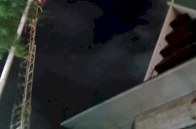 Damkar Gerak Cepat Ganti Tali Tiang Bendera di DPRD Makassar